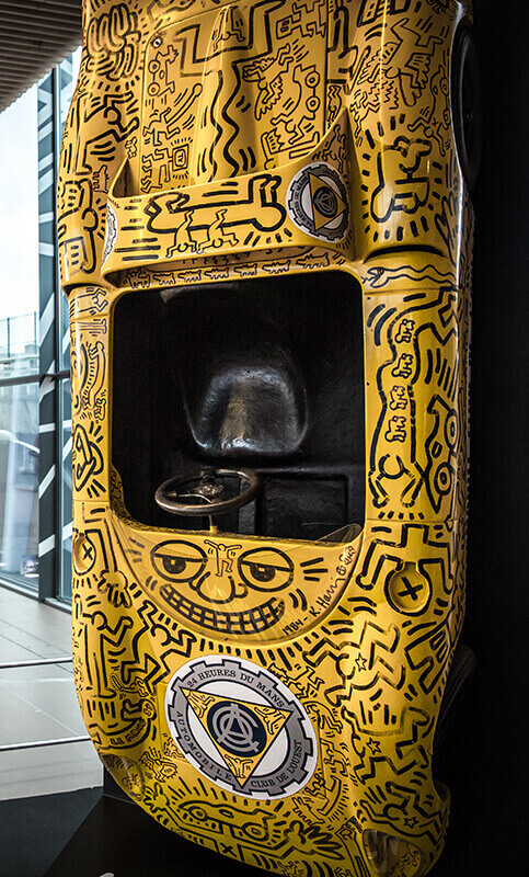 Artcar signé Keith Haring, à découvrir au Musée des 24 Heures du Mans, entre amis ou en famile.