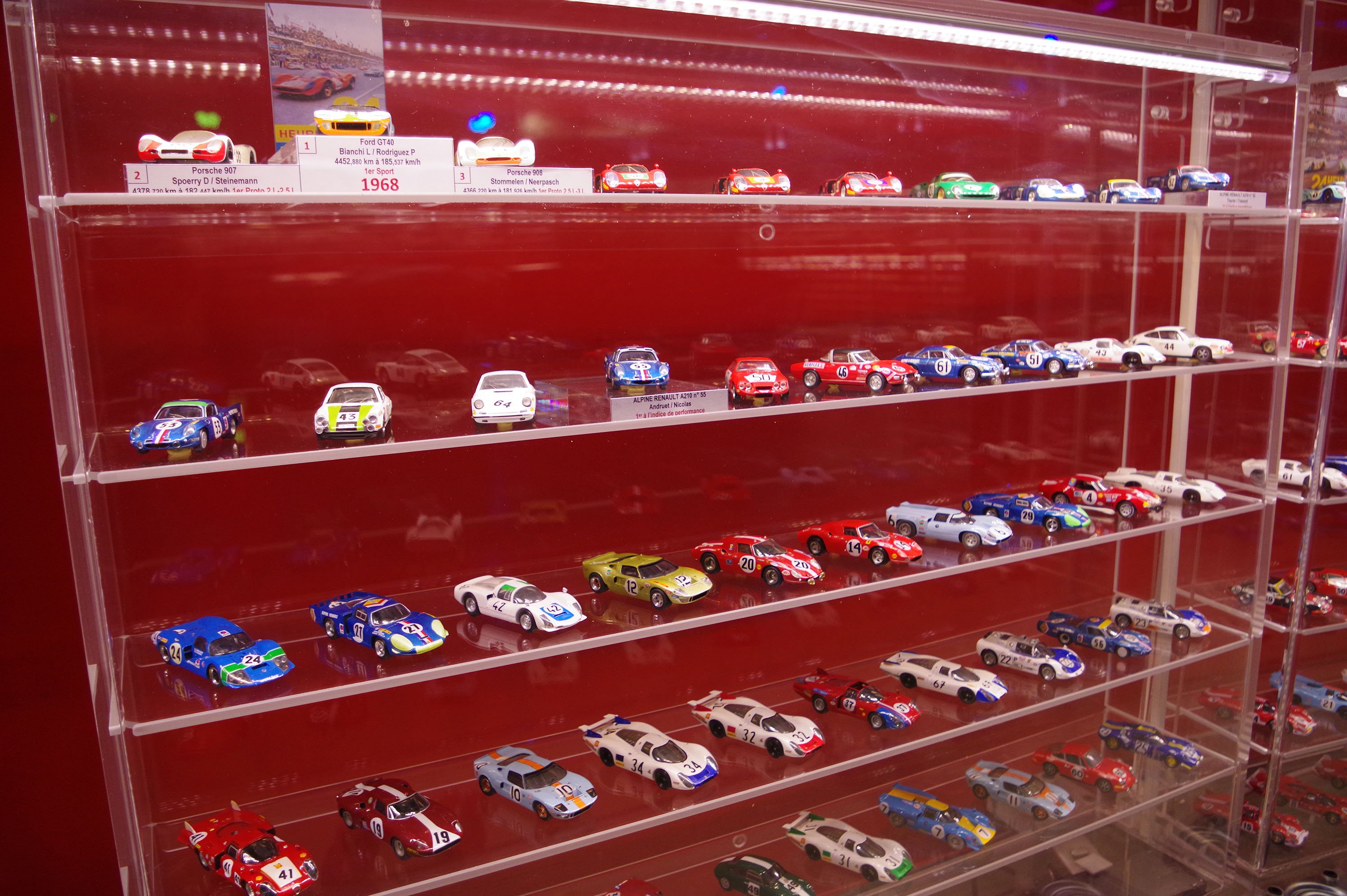 Le Musée des 24 Heures chez vous - La vitrine du « plateau » des 24 Heures  du Mans 1968 - Musée des 24 Heures du Mans - Musée des 24 Heures du Mans